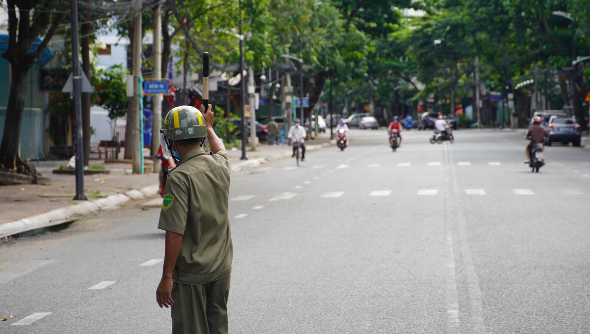 Lực lượng chức năng kiểm soát người dân lưu thông bằng xe gắn máy tại TP Vũng Tàu.