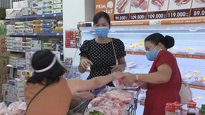 Một cảnh lên án vấn nạn mua hàng tích trữ trong phim.