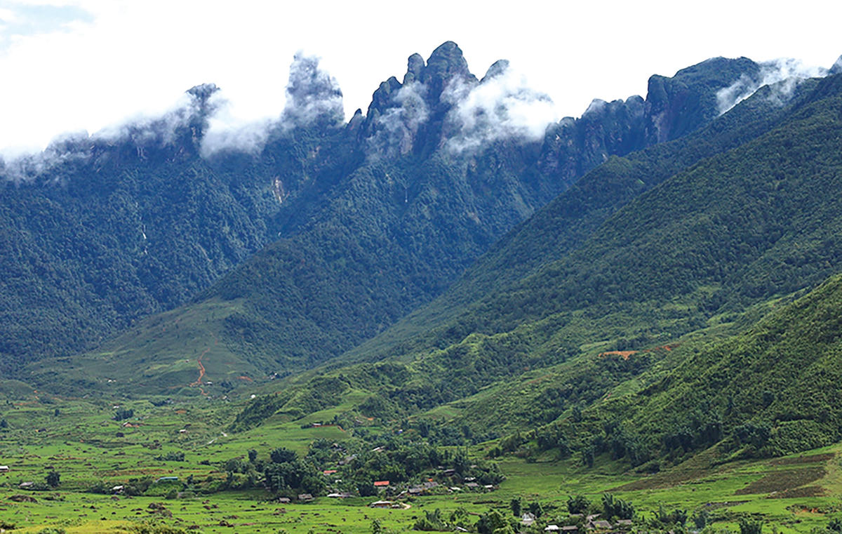 Ngũ Chỉ Sơn nhìn từ bản Chu Va (Tam Đường, Lai Châu).