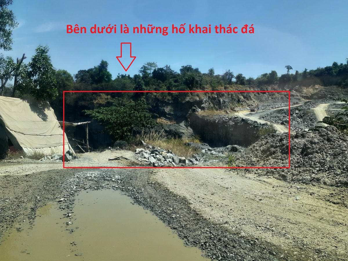 Những hố khai khác đá nhìn từ bề mặt miệng
