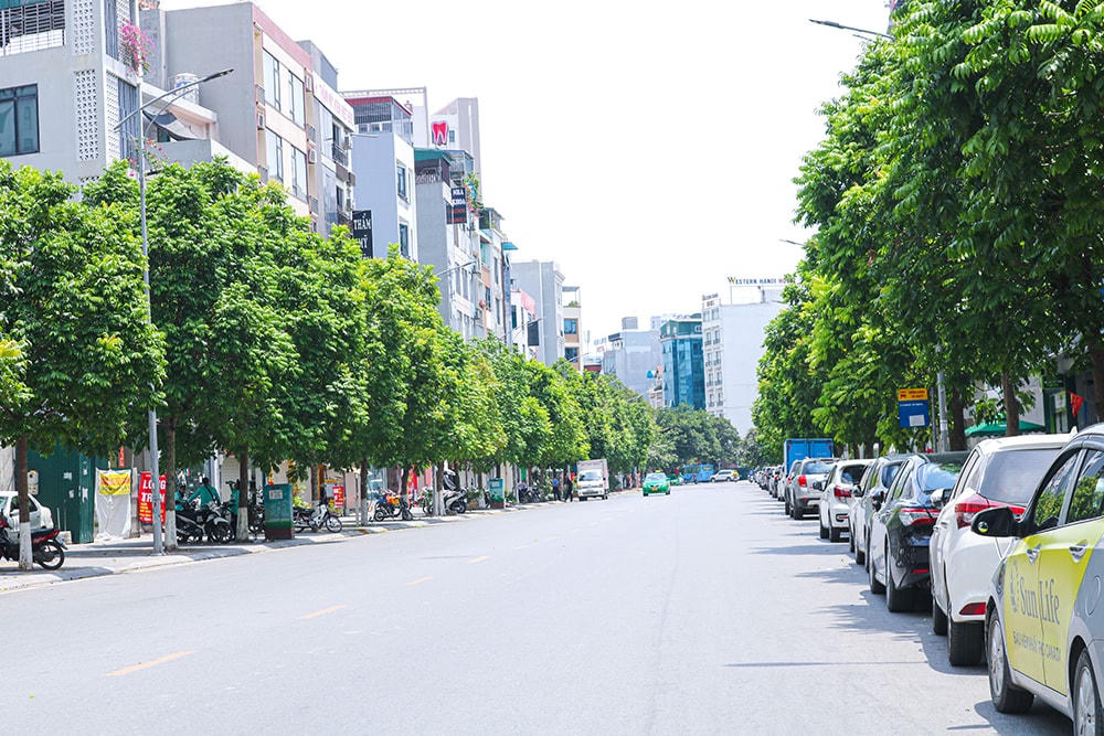 Nắng nóng cộng với nền nhiệt cao khiến mặt đường xuất hiện ảo ảnh.