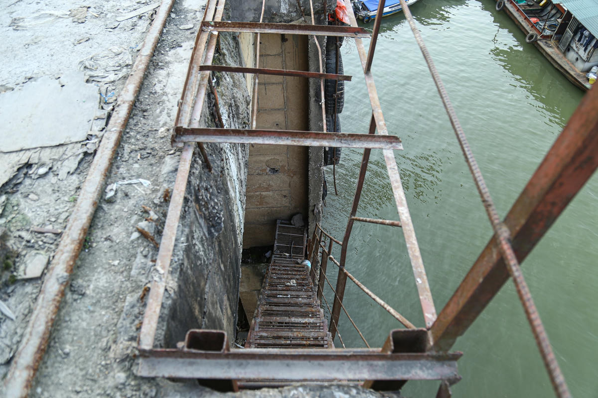 Theo ghi nhận, của PV Báo Đại Đoàn Kết Online, hiện trạng các cảng đường thủy nội địa Phân khu đô thị sông Hồng đều có những trí thuận lợi cho việc vận chuyển hàng hóa. Tuy nhiên, giao thông tiếp cận vào các khu vực cảng còn gặp nhiều khó khăn, cơ sở hạ tầng lạc hậu, cũ kỹ.