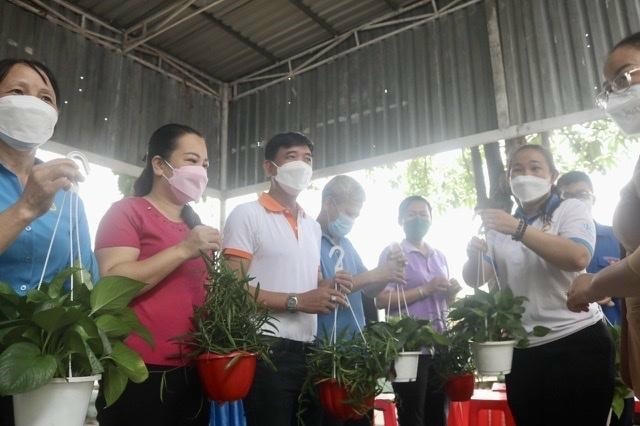 Trao 100 cây xanh cho hộ dân “Tạo mảng xanh tại hộ gia đình”.