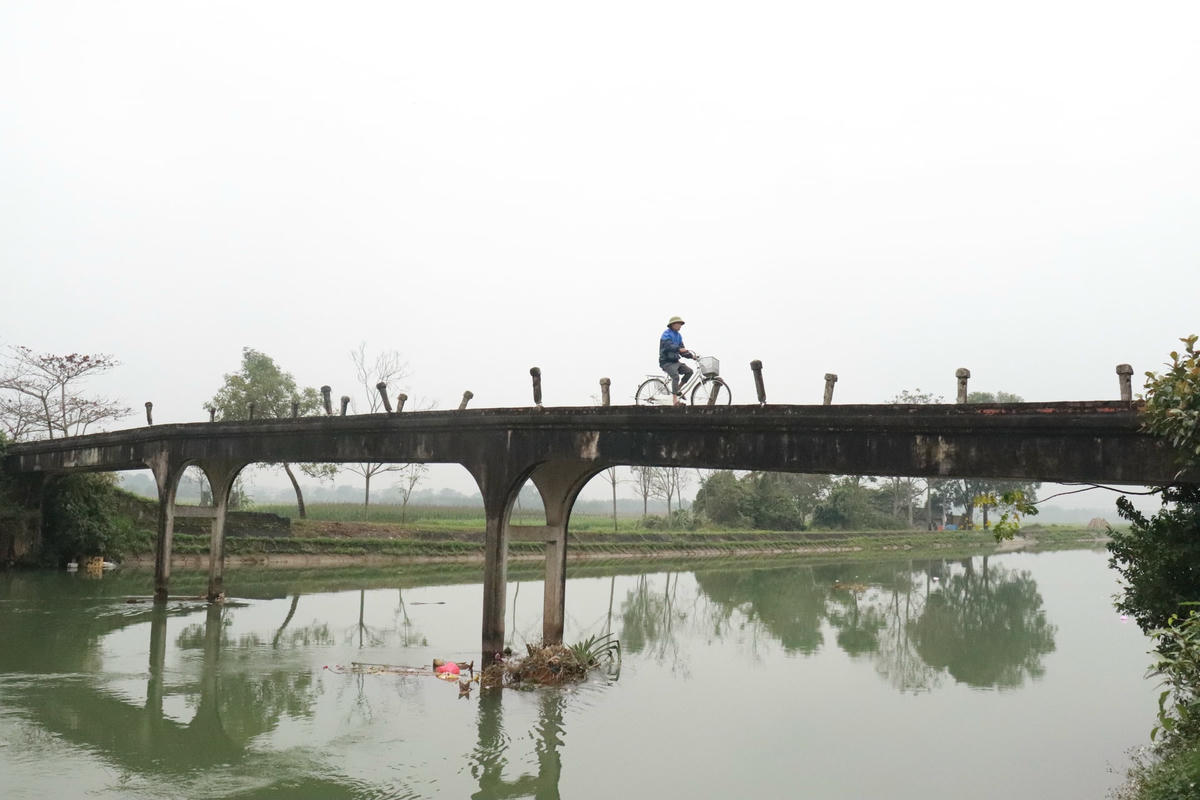 bắc qua con kênh thuỷ lợi, là một nhánh kênh chảy từ hồ thuỷ điện Cửa Đạt.