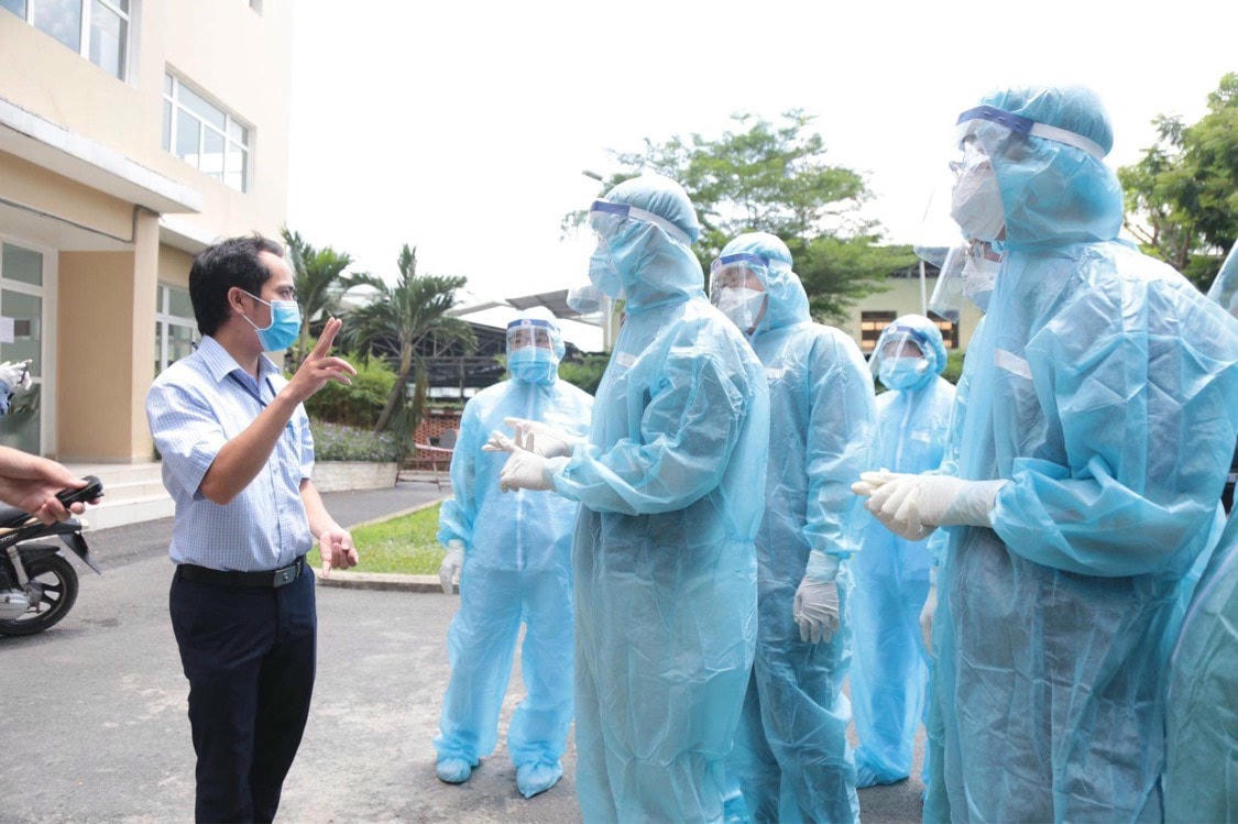 Để lấy mẫu xét nghiệm trên diện rộng, thành phố huy động lượng lớn nhân viên y tế, sinh viên.