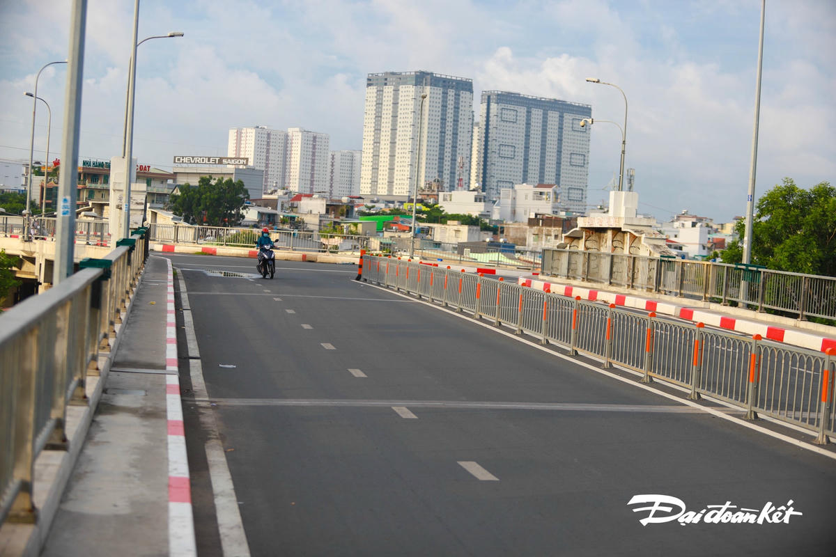 Cầu Chữ Y, quận 8 chỉ vài phương tiện qua lại.