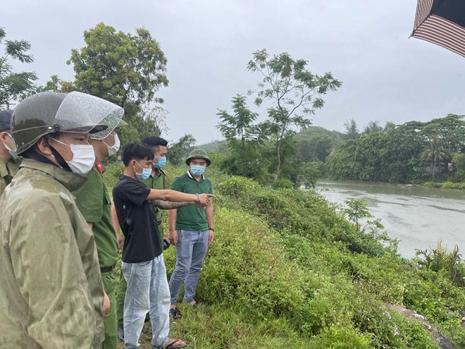 Nguyễn Văn Cường chỉ về nơi vứt con dao gây án.