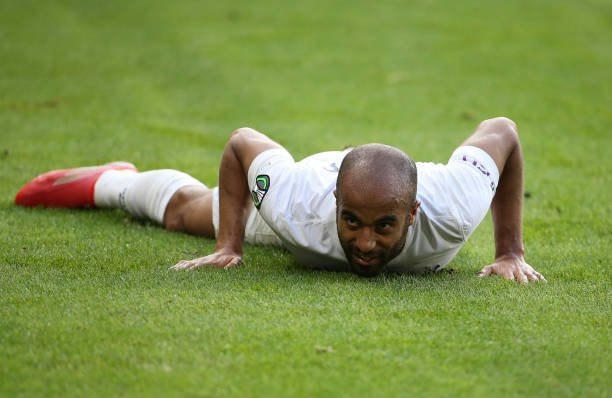 Lucas Moura (ảnh) và Steven Bergwijn gặp chấn thương trong trận đấu này.