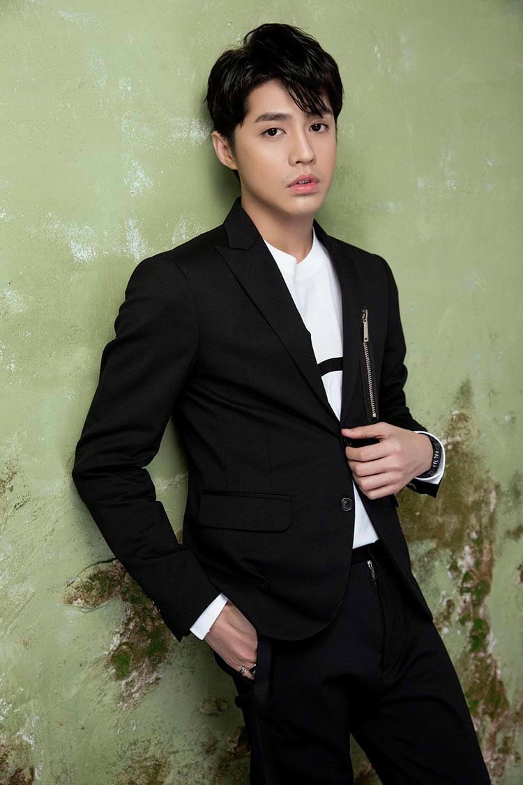 Noo Phước Thịnh là một ca sĩ trẻ, tài năng.