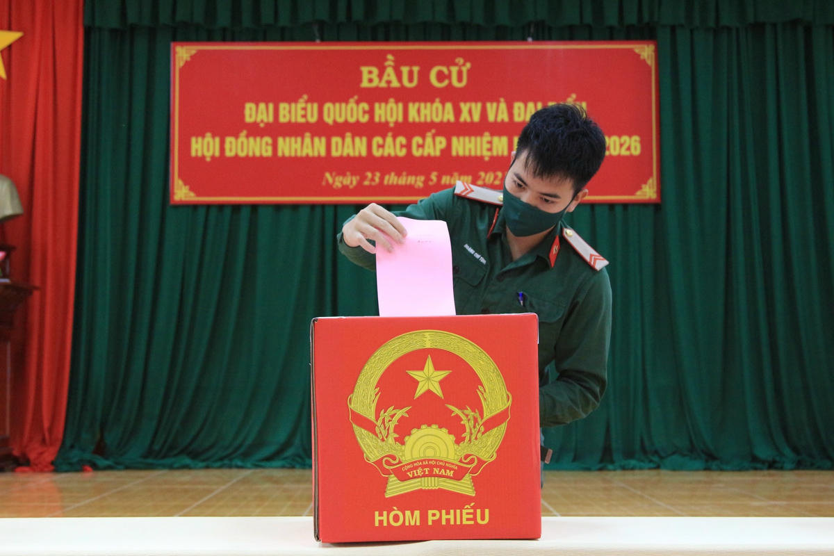 Chiến sĩ công tác trên huyện Côn Đảo bỏ phiếu.