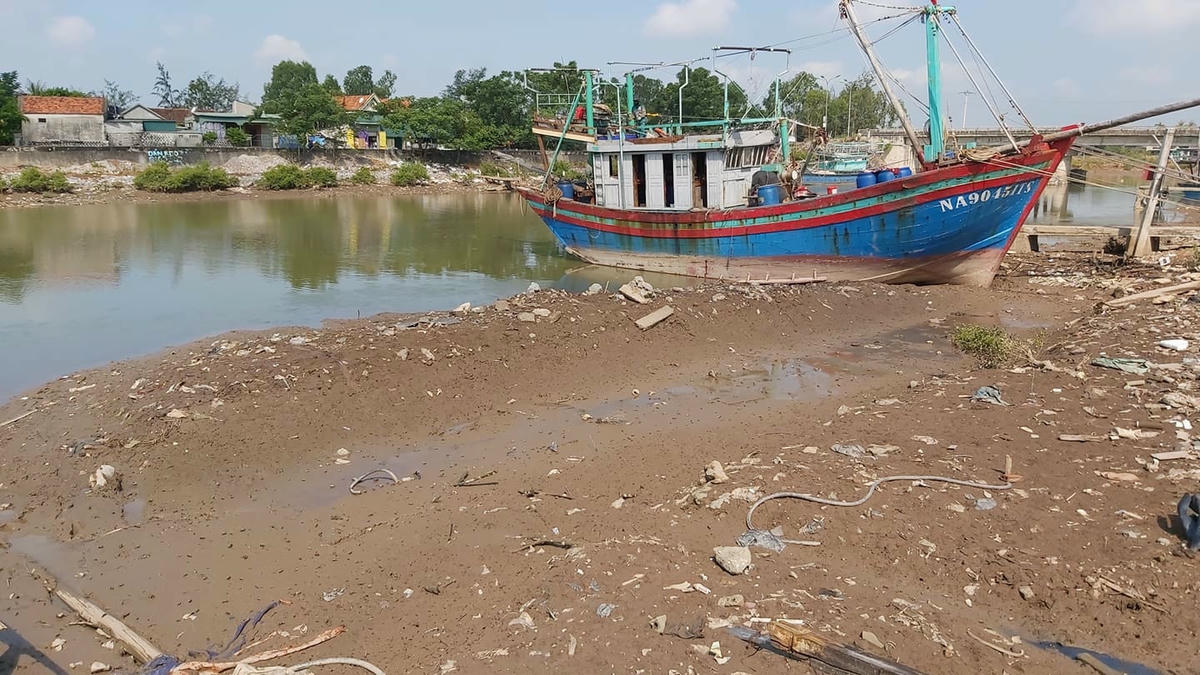 5.Thậm chí, người dân còn phản ánh, khi nạo vét lòng lạch, đất được đắp ngay bên bờ.