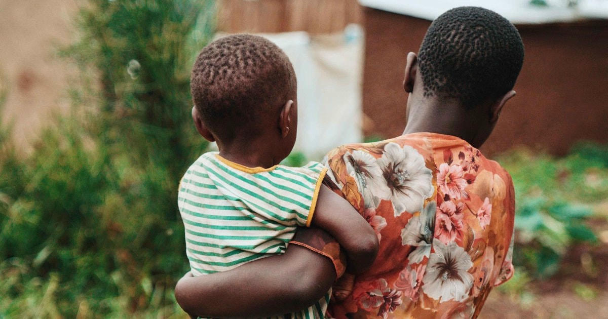 Nhiều cô gái đã phải bỏ học để làm mẹ. Ảnh: UNICEF.