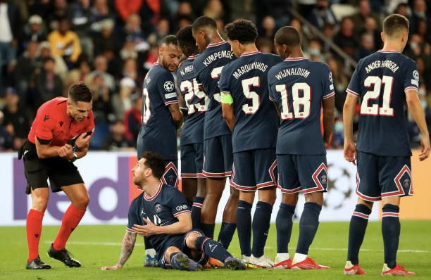 Tại PSG, công việc trên xưa nay thuộc về Ander Herrera mỗi thi cầu thủ này thi đấu. Trong trận đấu với Man City, Herrera chỉ đứng hỗ trợ phòng ngự trong tình huống trên. 