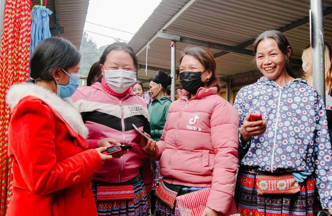 Người dân vùng sâu, vùng xa có thể tiếp cận với các dịch vụ tiện ích trên Internet thông qua Money Mobile. Ảnh: Viettel