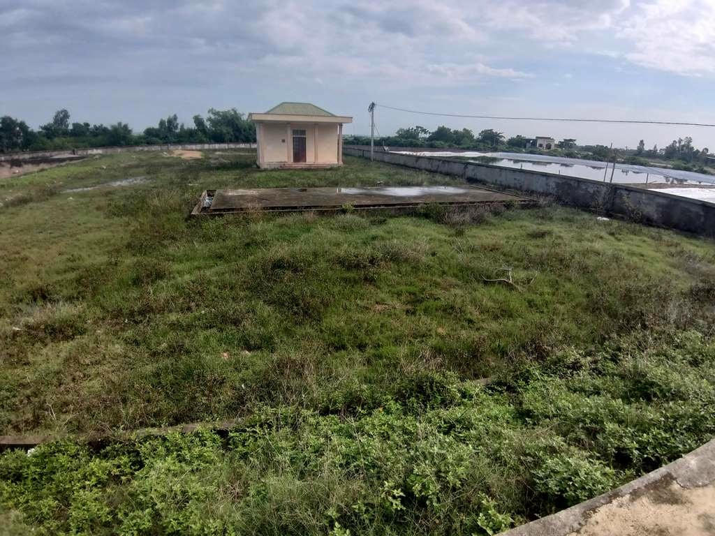 Hệ thống tường rao bao quanh nhà máy đã nứt nẻ, xuống cấp.