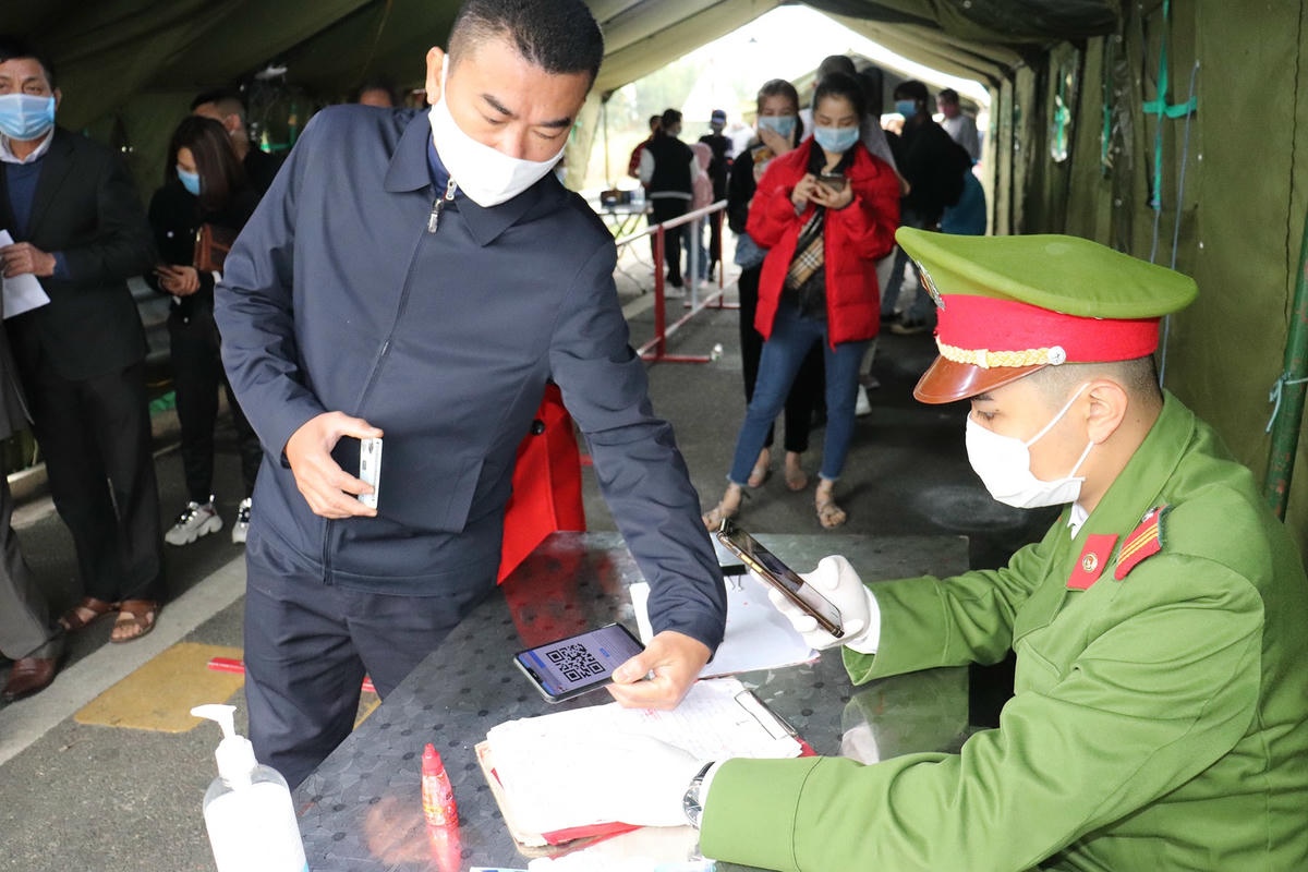 Người dân thực hiện kiểm soát y tế thông qua quét mã QR cá nhân trên điện thoại. Ảnh: Báo Quảng Ninh.