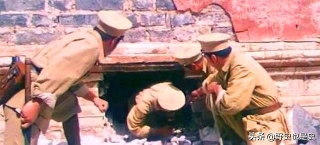 Các nhà chuyên gia đem theo súng khi tiến vào lăng mộ từ 68 năm trước. Ảnh: Daydaynews.