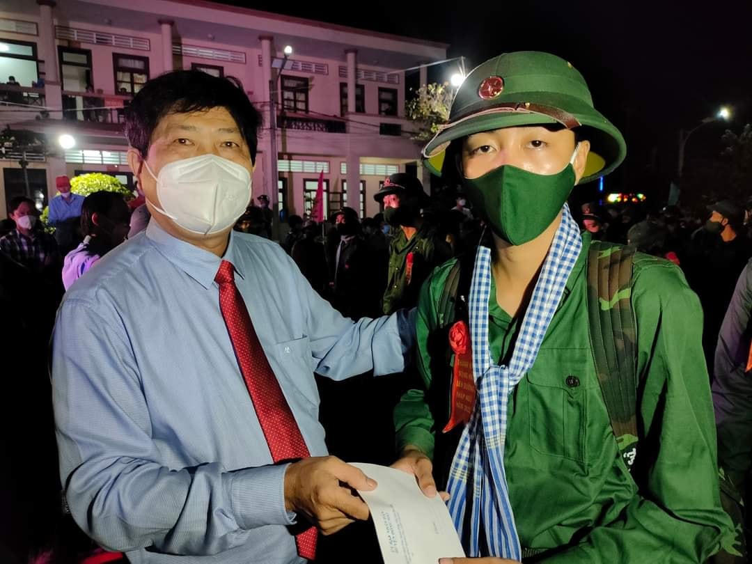 Lãnh đạo tỉnh Bạc Liêu tặng quà cho công dân trước khi lên đường nhập ngũ.