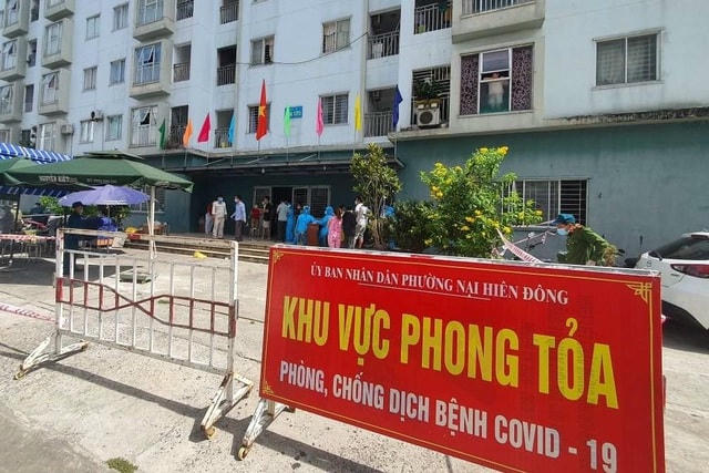 Chung cư 12T3 bị phong tỏa sáng 6/5 sau khi ghi nhận một ca mắc Covid-19 sống ở đây.