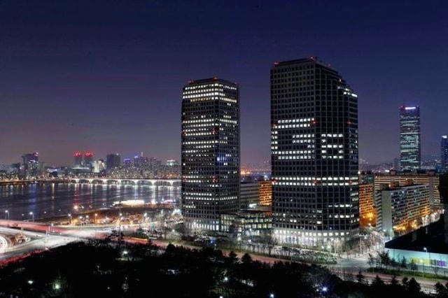 Trụ sở LG tại đảo Yeouido (Hàn Quốc) thắp sáng biểu tượng với chữ