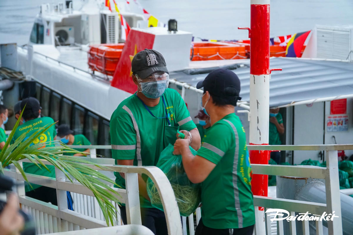 Công tác vận chuyển hàng hóa được thực hiện ngay khi trời đang mưa để kịp thời gian vận chuyển hàng hóa.