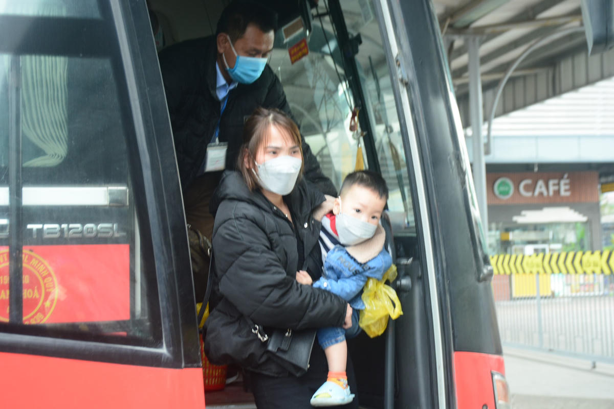 Chị Nguyễn Thị Hoa đi xe khách từ Thanh Hóa ra Hà Nội cho biết: “Tránh tình trạng đông đúc nên tôi quay trở lại Hà Nội sớm hơn ba ngày. Hôm nay, trên xe cũng không đông đúc, việc di chuyển cũng thuận lợi, chỉ xảy ra tình trạng ùn tắc nhẹ tại lối ra cao tốc Pháp Vân – Cầu Giẽ”.