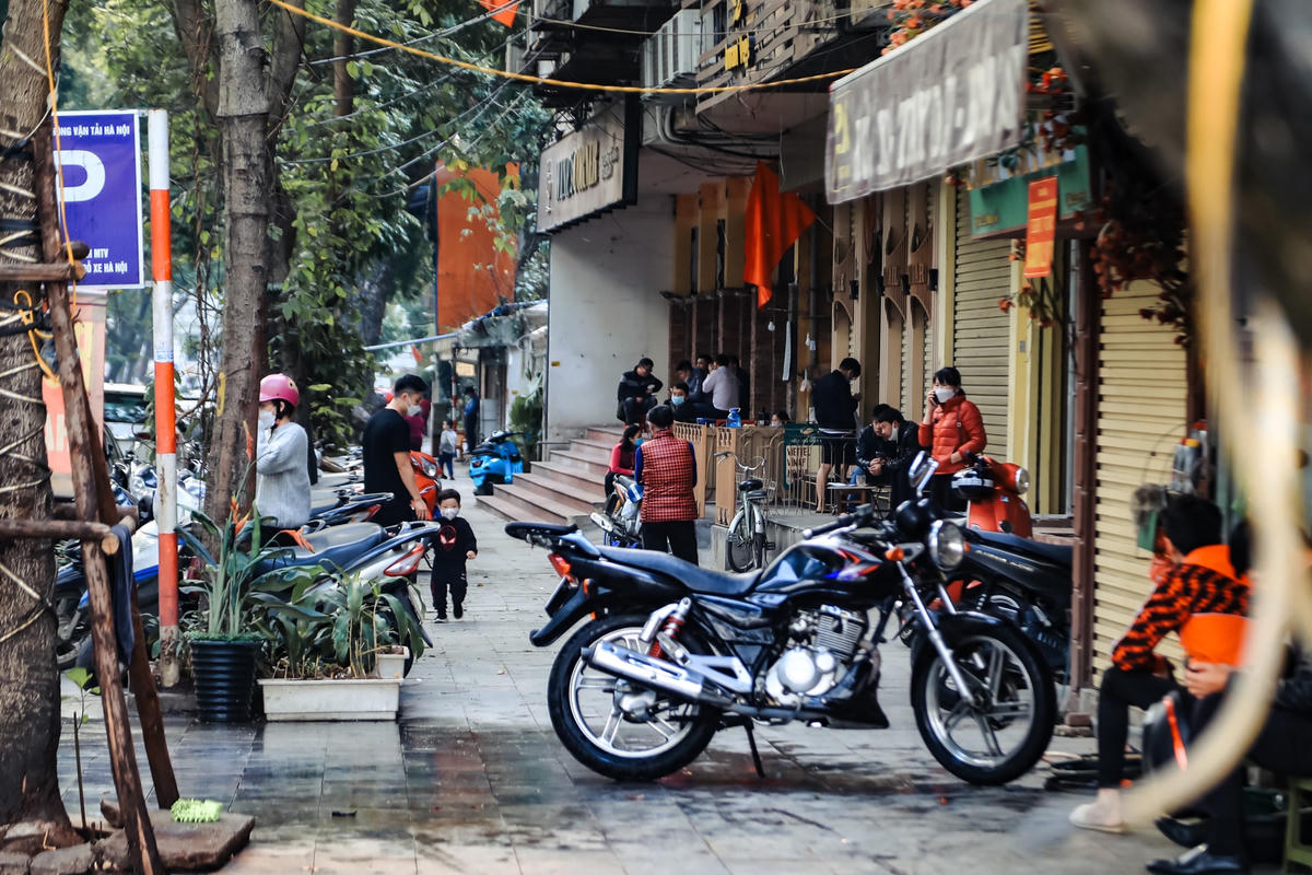 Tuy nhiên, tại một số tuyến phố vỉa hè, lòng đường được các phương tiện dừng đỗ rất lộn xộn gây mất mỹ quan đô thị.