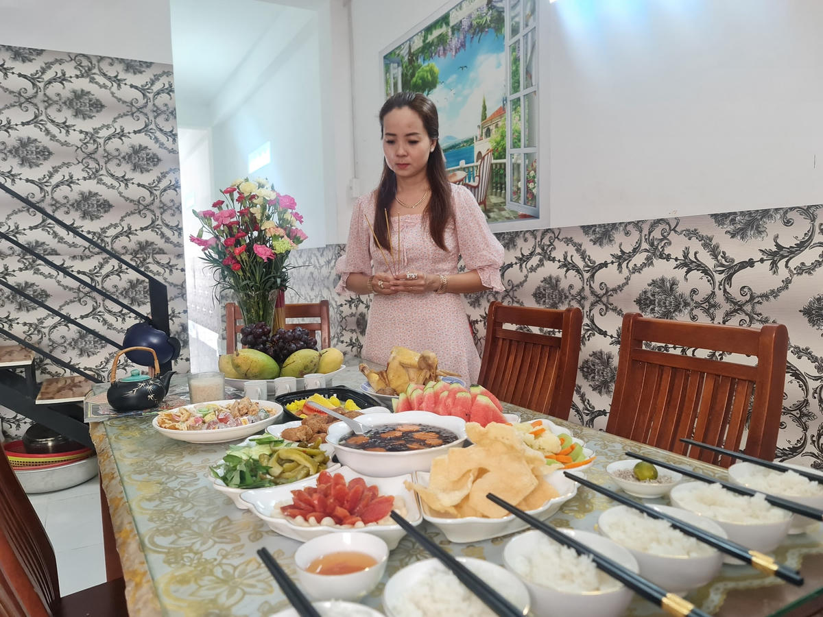 Chi Tăng Dương Khả Vi ở phường 5, TP Bạc Liêu dậy từ rất sớm sắm sửa lễ vật làm mâm cúng để đưa ông Táo về trời.