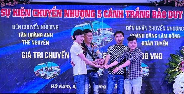 Hình ảnh được cho là vụ giao dịch cây lan Bảo Duy 5 cánh trắng ở Hà Nam.