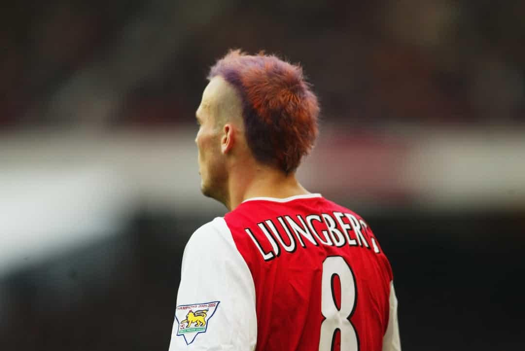 Freddie Ljungberg với "tác phẩm nghệ thuật" trên đầu, năm 2002.  