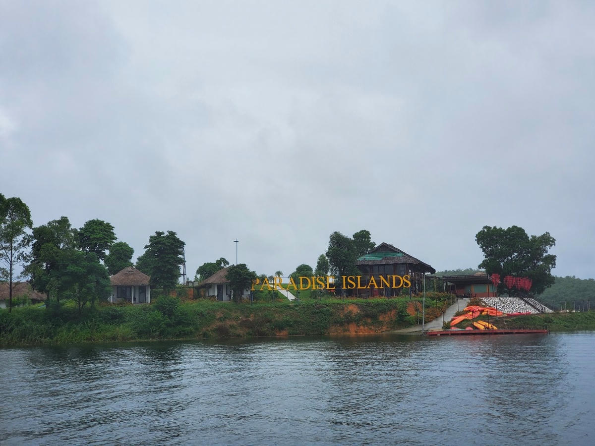 Những “resort” không phép hoàn thiện trên lòng hồ Thác Bà.