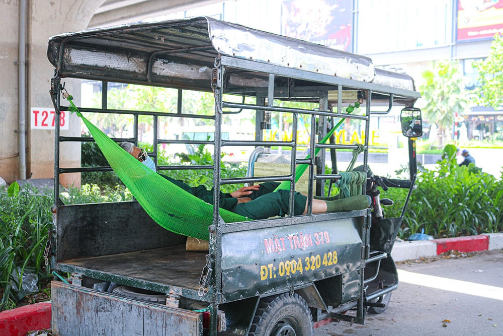 [ẢNH] Những giấc ngủ vội giữa cái nắng như 'đổ lửa’ ở Thủ đô