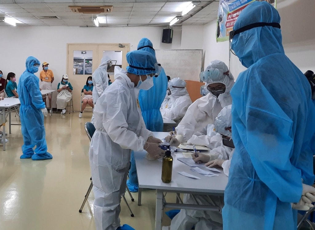 Tổ chức lấy mẫu xét nghiệm tại Khu chế xuất Tân Thuận, Quận 7.