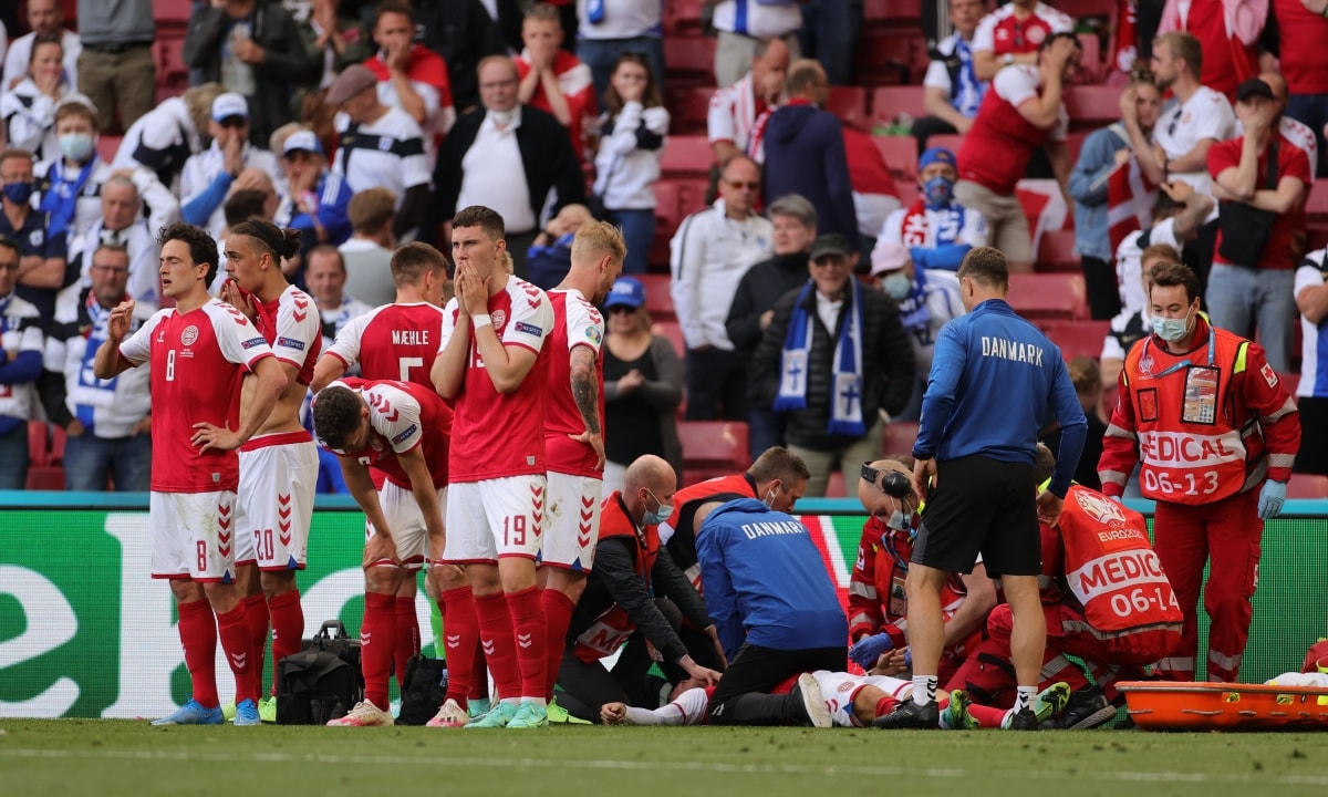 Các cầu thủ Đội tuyển Đan Mạch vô cùng bàng hoàng và lo lắng cho sức khỏe của Eriksen. Ảnh: Reuters.