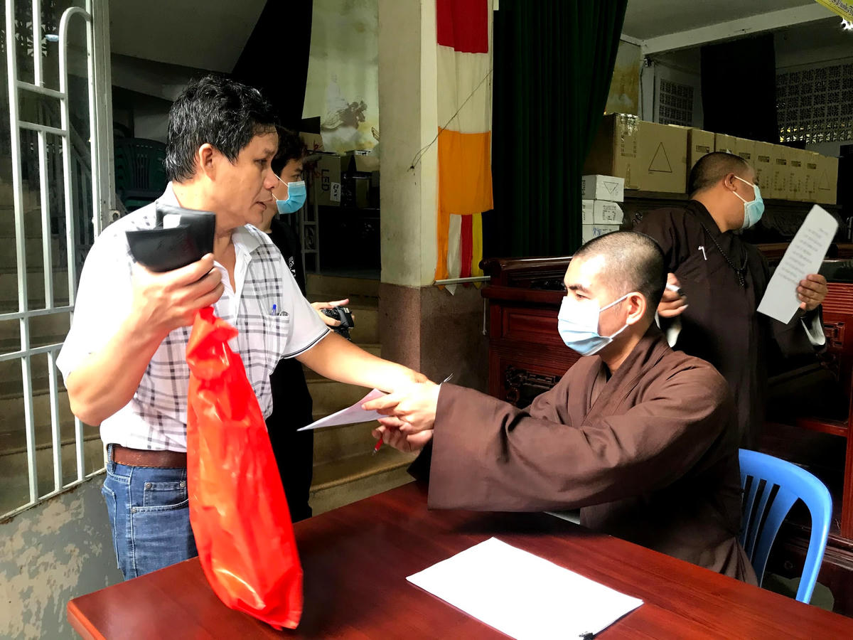 Có 190 hũ tro cốt được người thân nhận dạng.