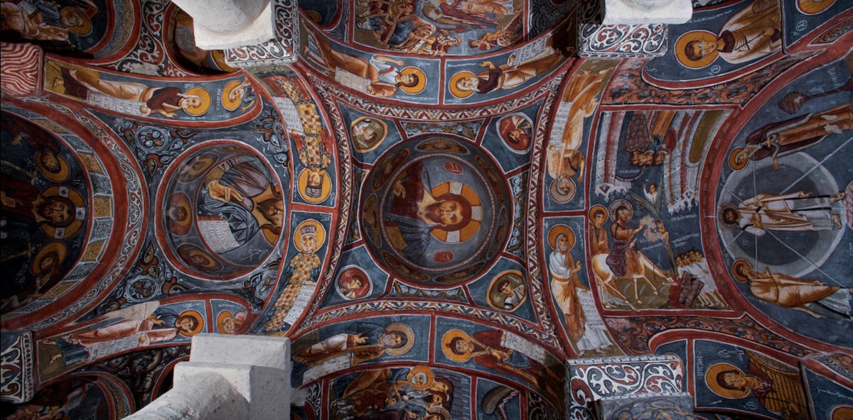 Những bức họa tinh xảo trên những bức tường phía trong Nhà thờ Bóng tối. Ảnh: Cappadocia History.