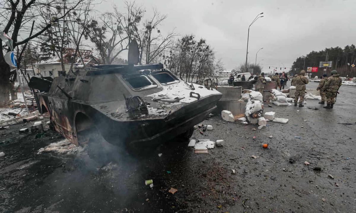 Một chiếc xe bọc thép của Ukraine bị hư hại gần thủ đô Kiev, Ukraine. Ảnh: AP.