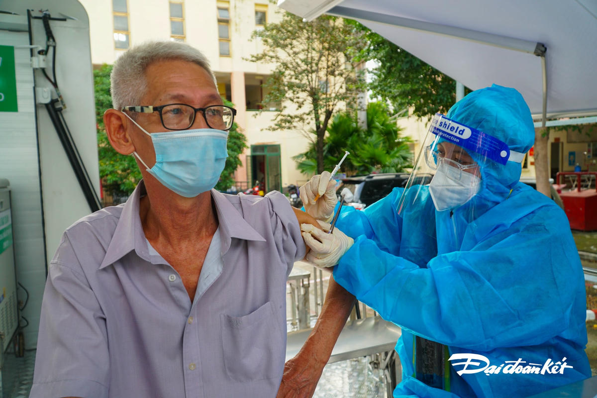 Người dân trước khi tiêm sẽ dược kiểm tra vaccine và sẽ chỉ tiêm khì có sự đồng ý tiêm của người dân.