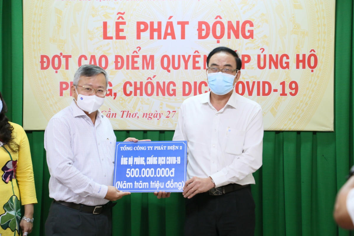 Đại diện lãnh đạo đơn vị Tổng Công ty Phát Điện 2 trao hỗ trợ tại lễ phát động