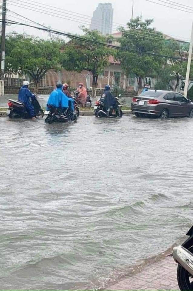 Một số tuyến đường tại  TP.Nha Trang bi ngập lụt.