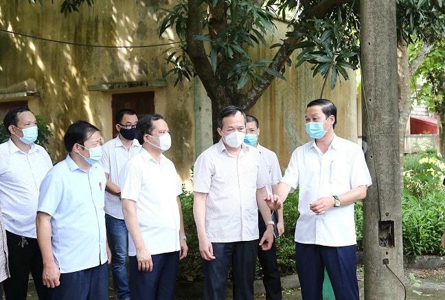 Ông Đỗ Minh Tuấn, Trưởng ban Chỉ đạo phòng chống dịch Covid-10 tỉnh Thanh Hóa kiểm tra các khu cách ly trên địa bàn.
