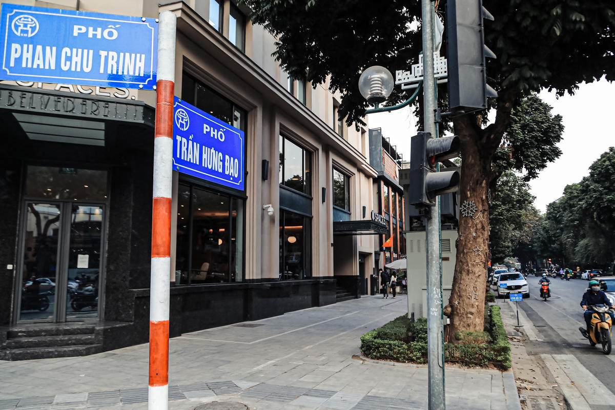 Theo đó, các tuyến phố được cho phép sử dụng vỉa hè, nhằm mục đích kinh doanh hoạt động từ 6h ngày hôm trước đến 2h sáng ngày hôm sau, riêng phố Phùng Hưng từ 6h đến 22h.