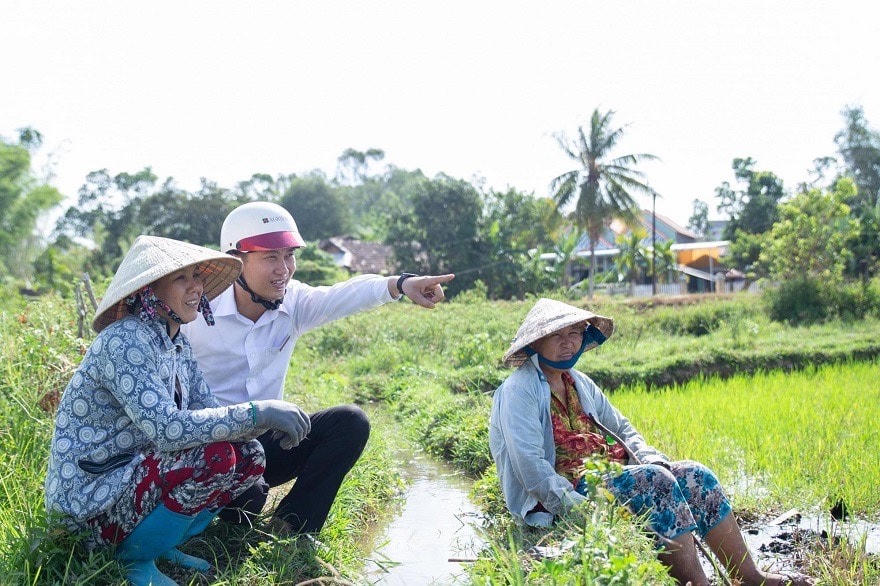 Ông Nguyễn Viết Mạnh – Thành viên HĐTV Agribank tặng Bằng khen cho các điển hình tập thể có thành tích xuất sắc trong thực hiện TTLN giai đoạn 2016-2020 tại tỉnh Bắc Giang.