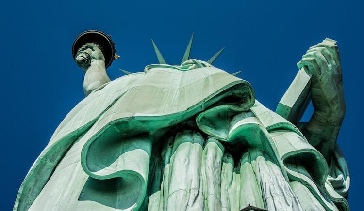 Tượng nữ thần Tự do của Mỹ vốn là một ngọn hải đăng màu nâu đỏ