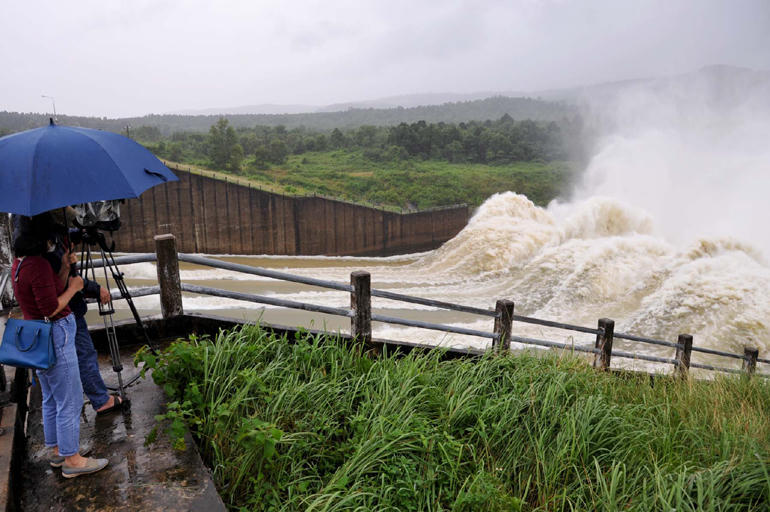 Hồ thủy điện Sông Hinh (Phú Yên) xả qua tràn và chạy máy 1.500 m3/s. 