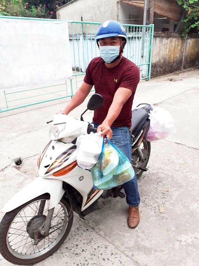Vận chuyển các suất ăn cho trạm kiểm soát dịch. Có thời điểm buổi tối anh phải tất bật chạy đi mua đồ dùng cá nhân cho người dân ở khu cách ly.