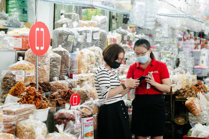 Viettel hỗ trợ ban quản lý chợ Cồn (Đà Nẵng) chuyển đổi mô hình truyền thống sang 4.0. Ảnh: Viettel