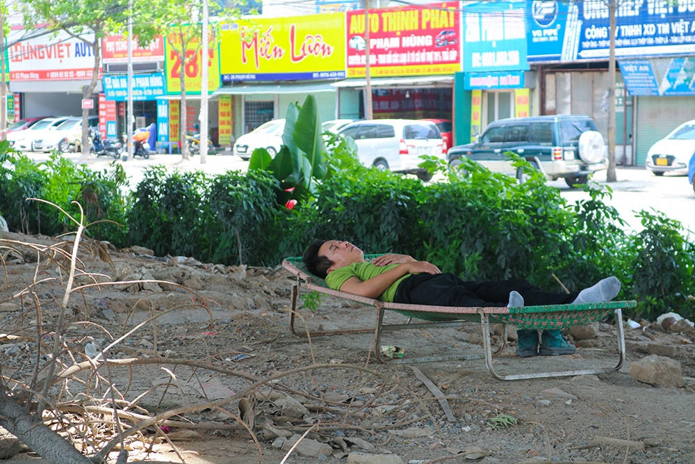 [ẢNH] Những giấc ngủ vội giữa cái nắng như 'đổ lửa’ ở Thủ đô