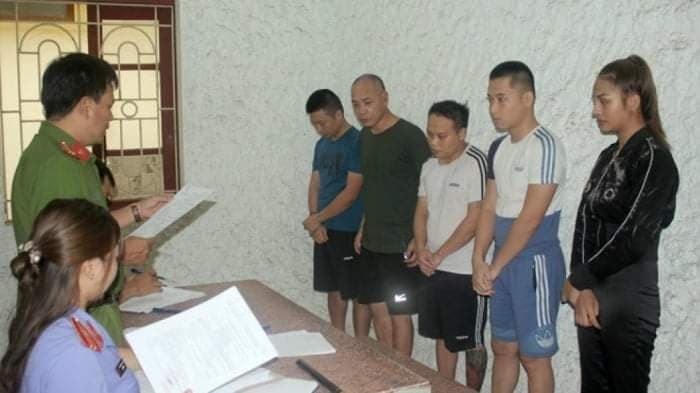 Cơ quan Công an đọc quyết định khởi tố đối với Dũng "trọc" và 04 đồng phạm.