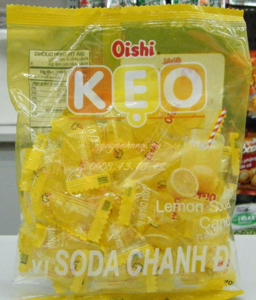 Chuẩn bị kẹo oishi để làm quả dứa.